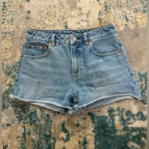 AllSaints Light Wash Jean Shorts Women’s Size 27