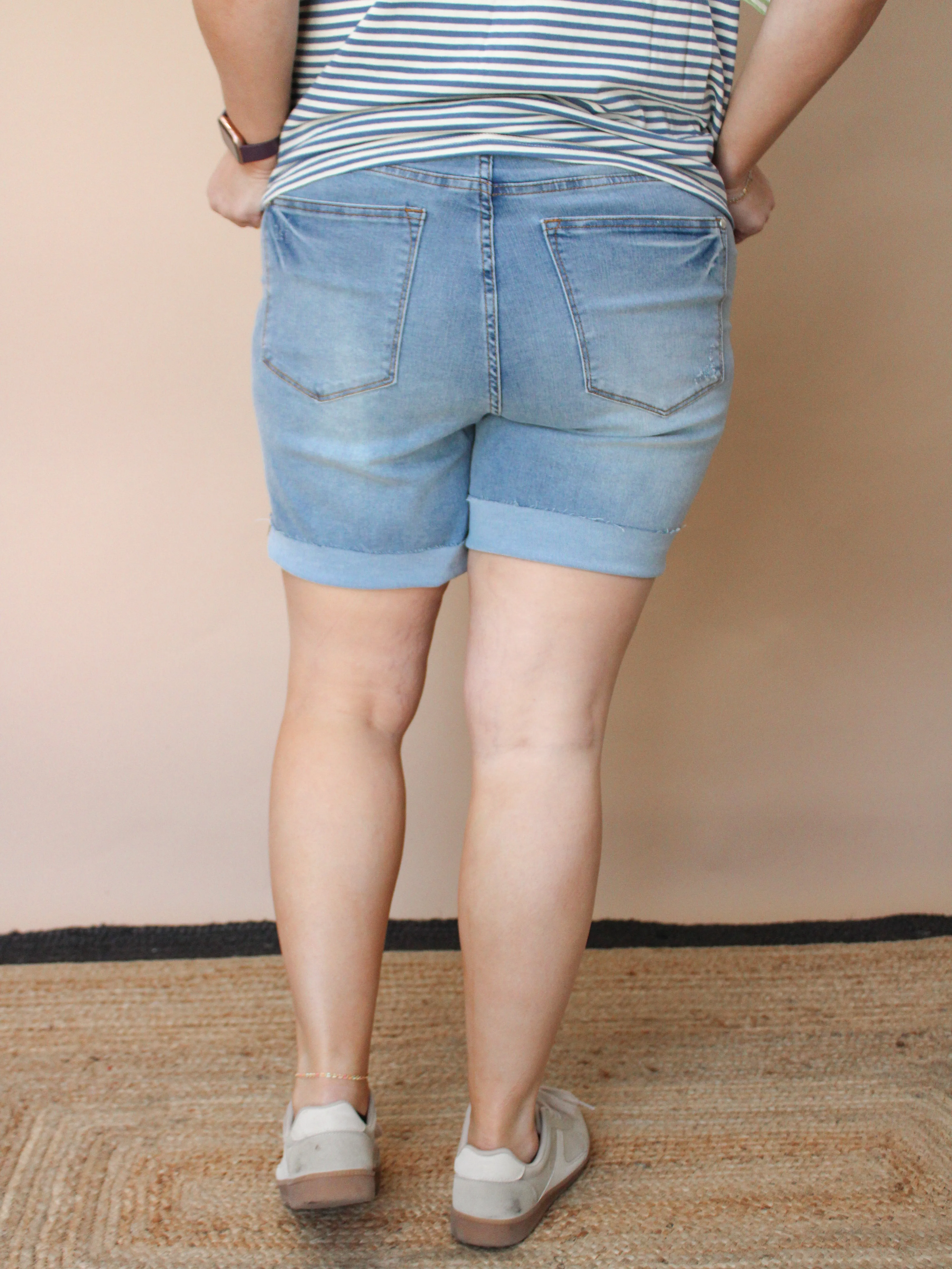 JILL CURVY LIGHT WASH TUMMY CONTROL JEAN SHORTS