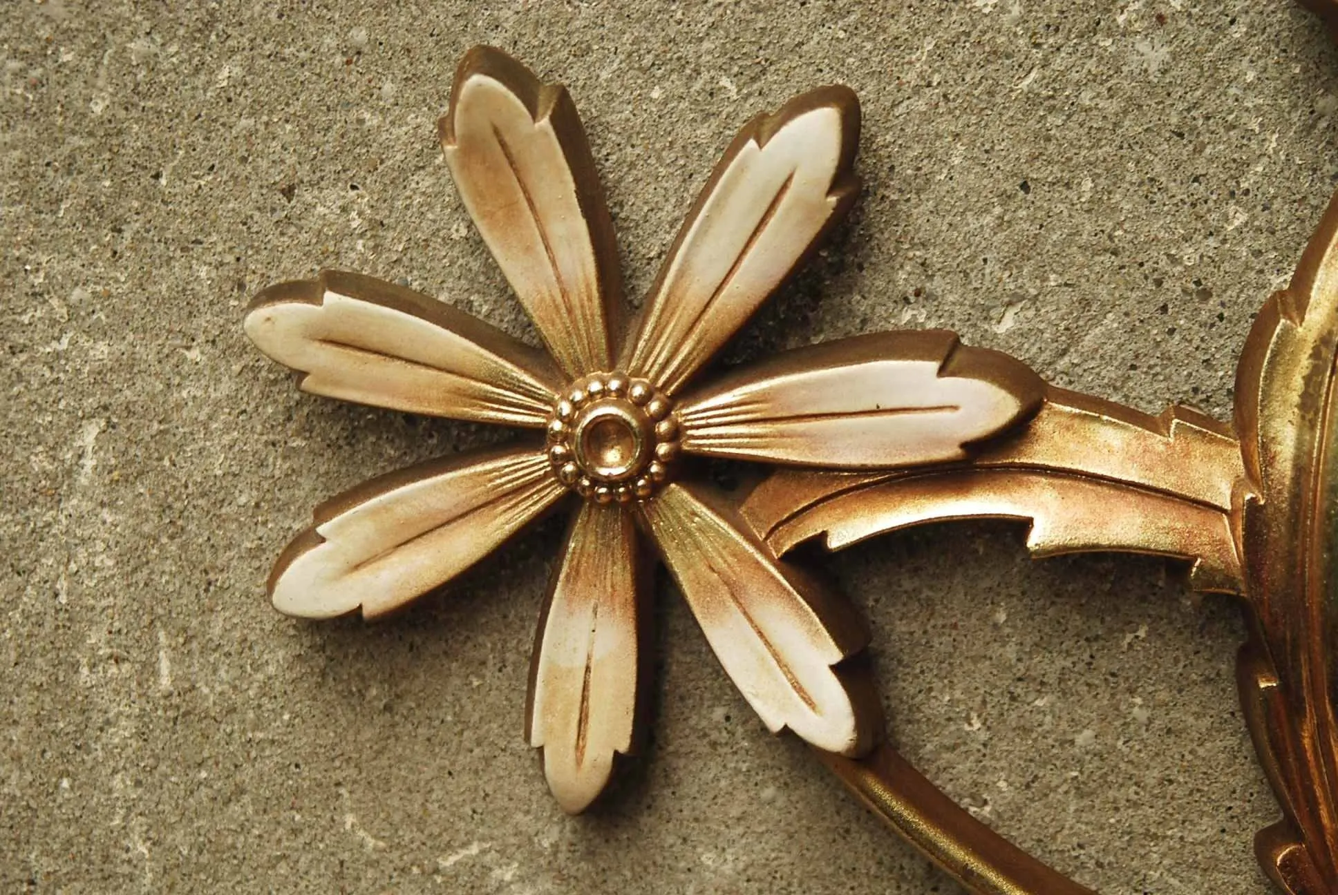 Syroco Large Gilded Floral Arrangement Wall Hanging - Gold & White